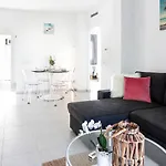 Luxury, Beach, Pool And Garden Apartment *